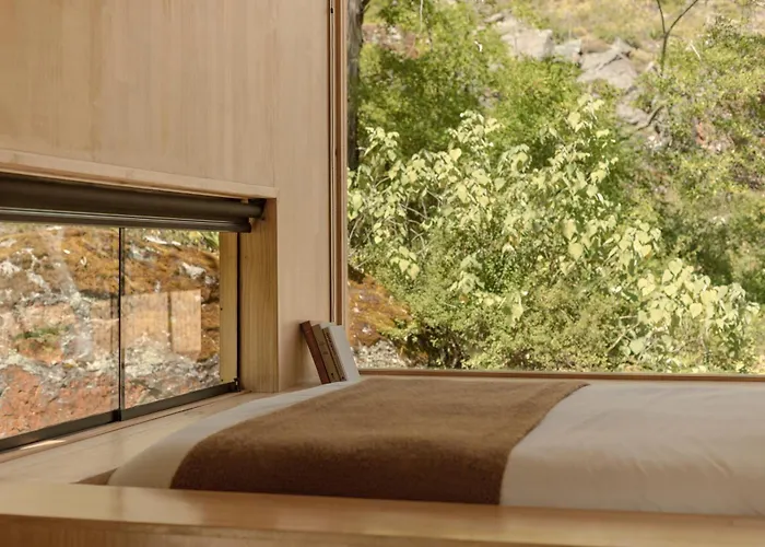 Lodge Earth Tones - Cozy, Intimate Haven With Bedside Mountain View