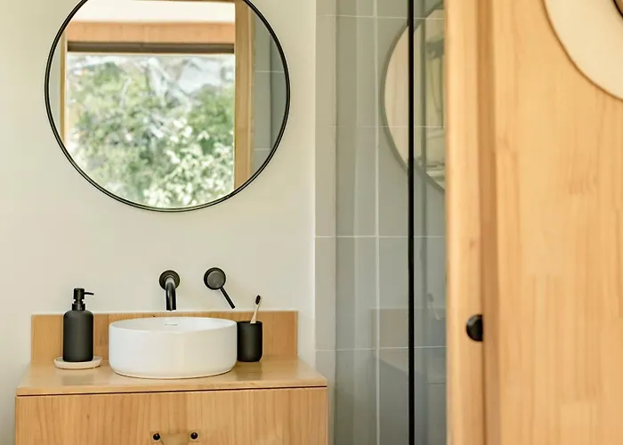 Lodge Earth Tones - Cozy, Intimate Haven With Bedside Mountain View